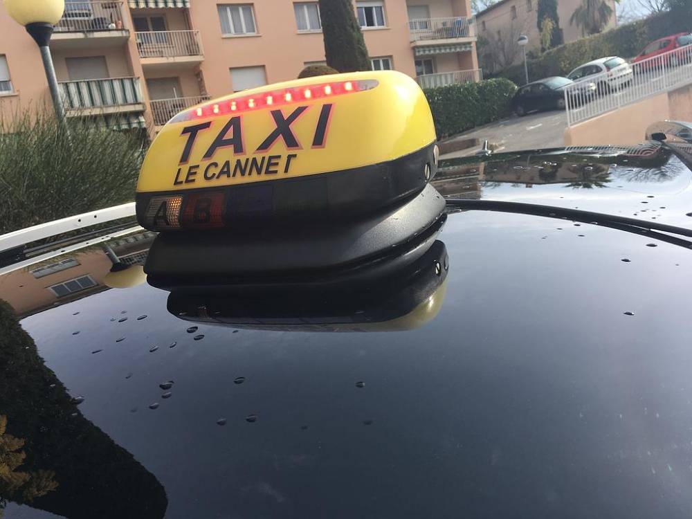 casquette taxi rouge